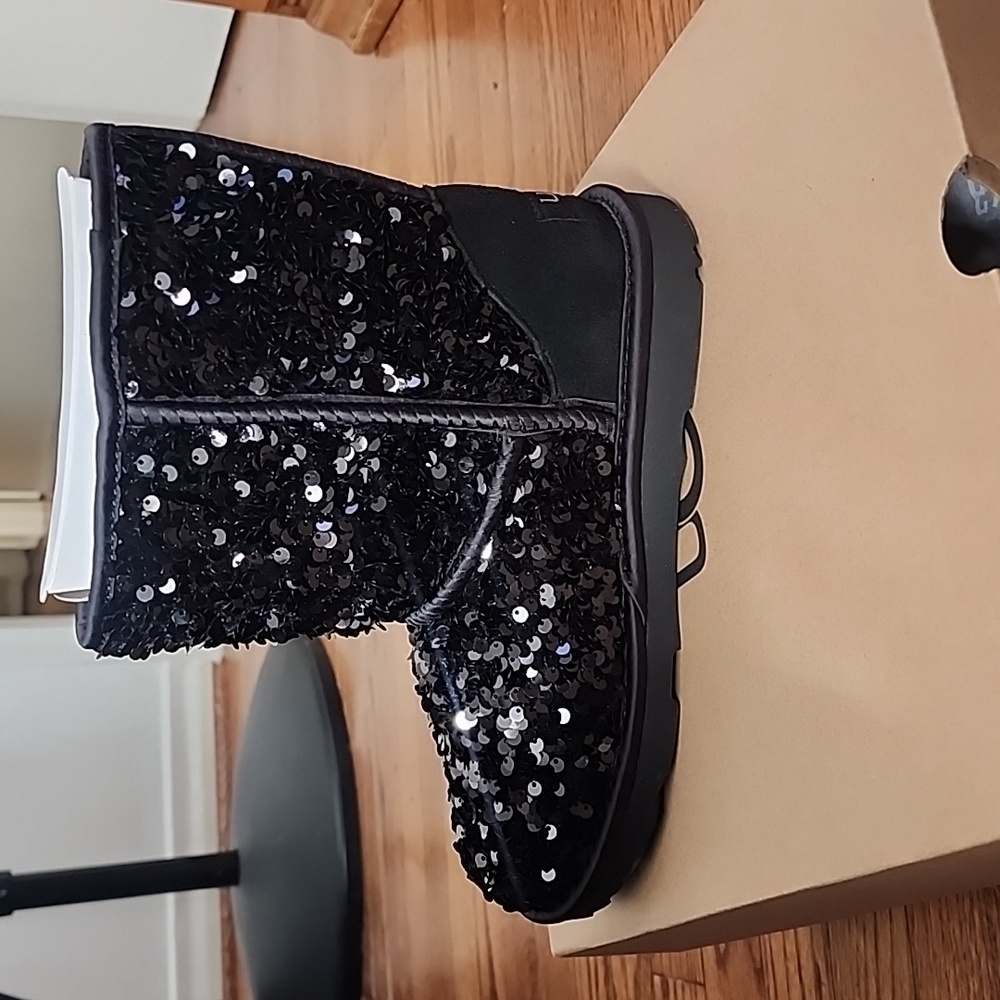New Ugg - Picture 4 of 6